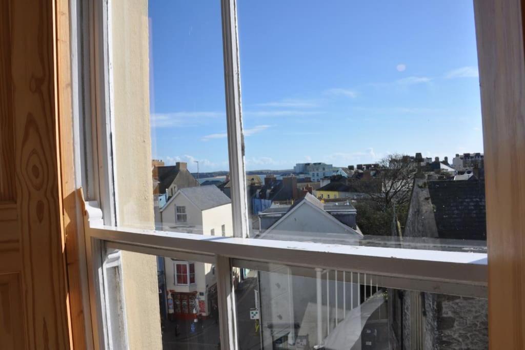 Modern Flat With Island Views In Heart Of Tenby Bagian luar foto