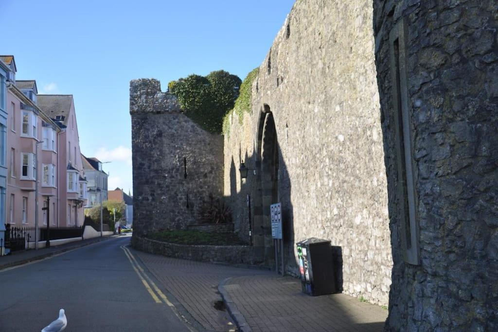 Modern Flat With Island Views In Heart Of Tenby Bagian luar foto