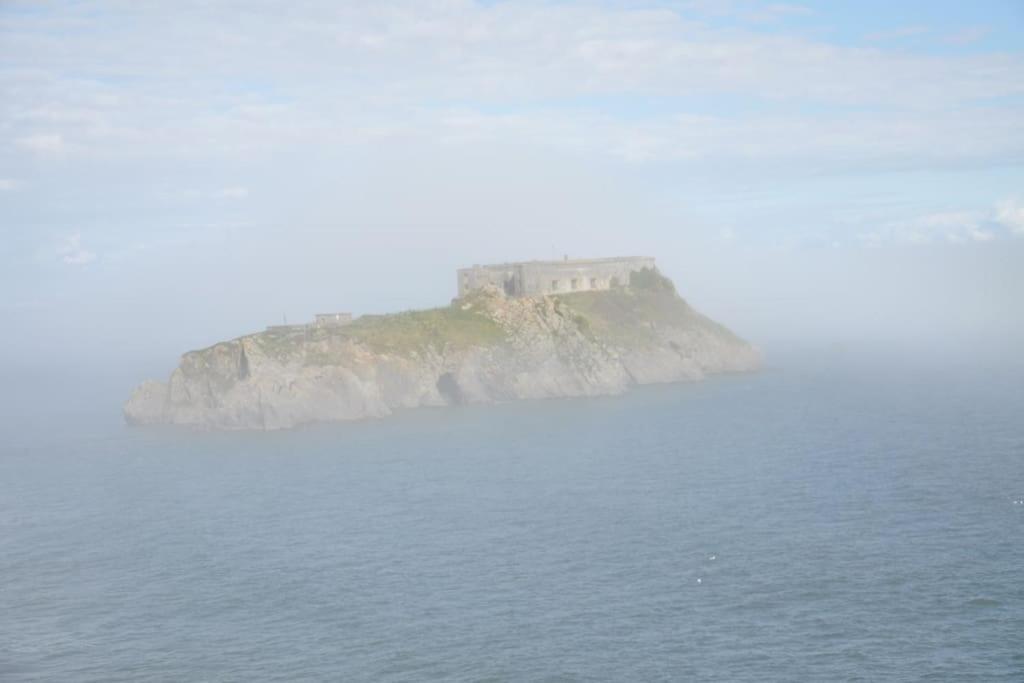 Modern Flat With Island Views In Heart Of Tenby Bagian luar foto