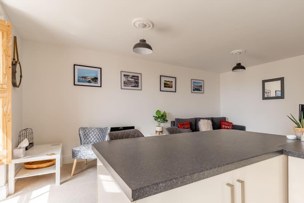 Modern Flat With Island Views In Heart Of Tenby Bagian luar foto